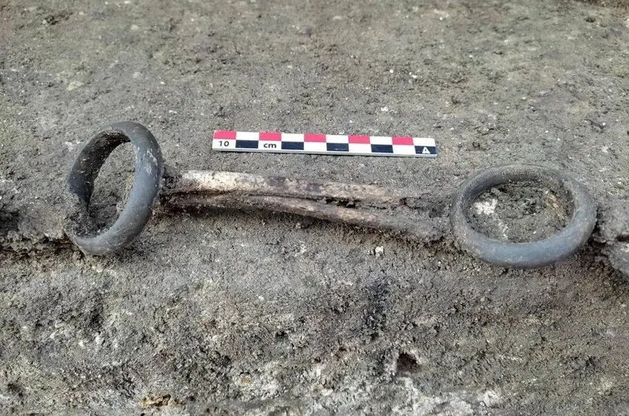 پیدا شدن گورستان باستانی در جریان عملیات احداث فضای سبز | عکس