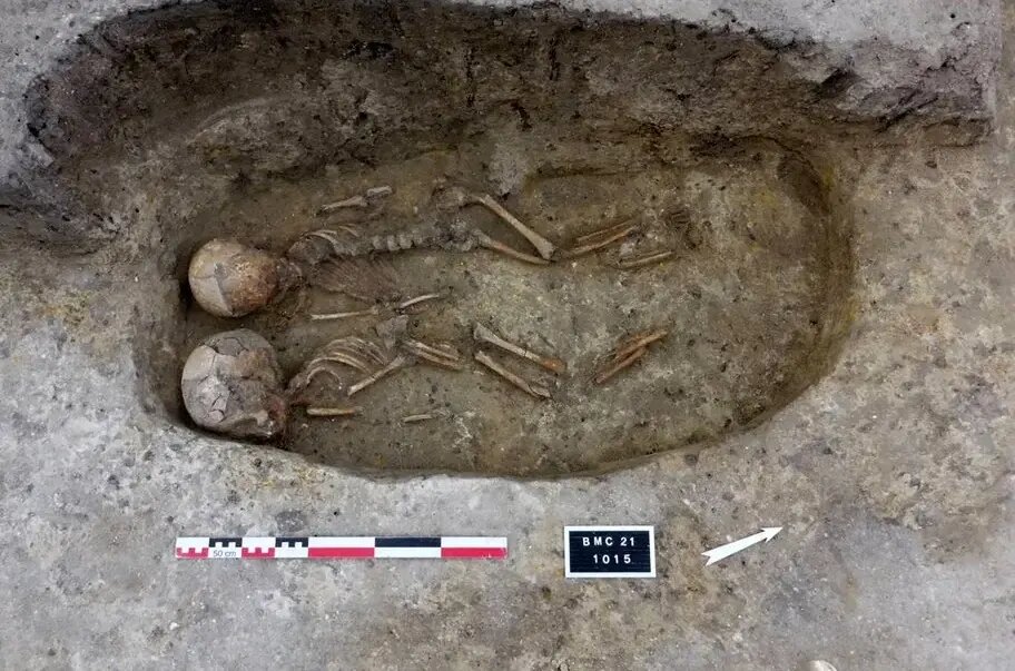 پیدا شدن گورستان باستانی در جریان عملیات احداث فضای سبز | عکس