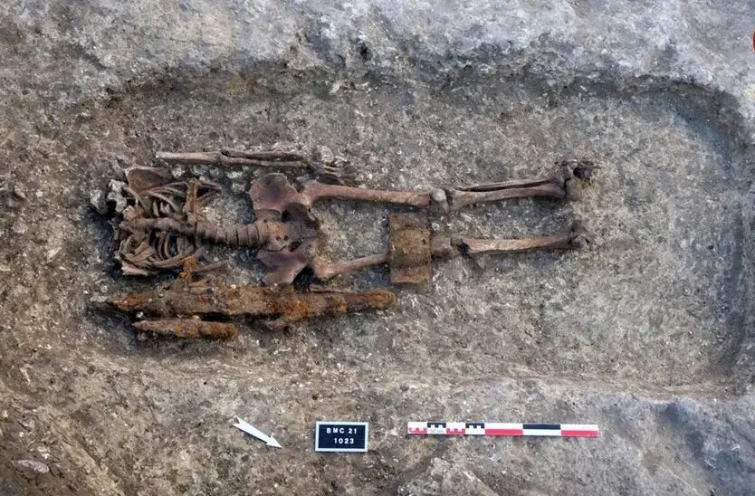 پیدا شدن گورستان باستانی در جریان عملیات احداث فضای سبز | عکس