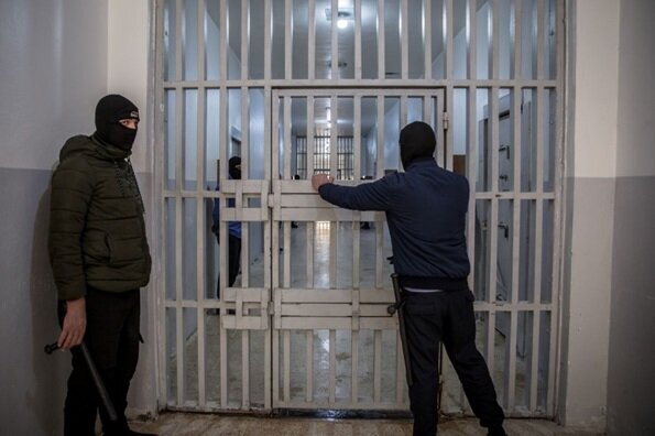 انتقال ۷ هزار زندانی داعش به عراق؛ تصاویر | زندان بان زن را ببینید