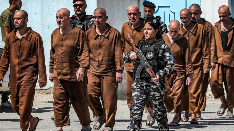 انتقال ۷ هزار زندانی داعش به عراق؛ تصاویر | زندان بان زن را ببینید