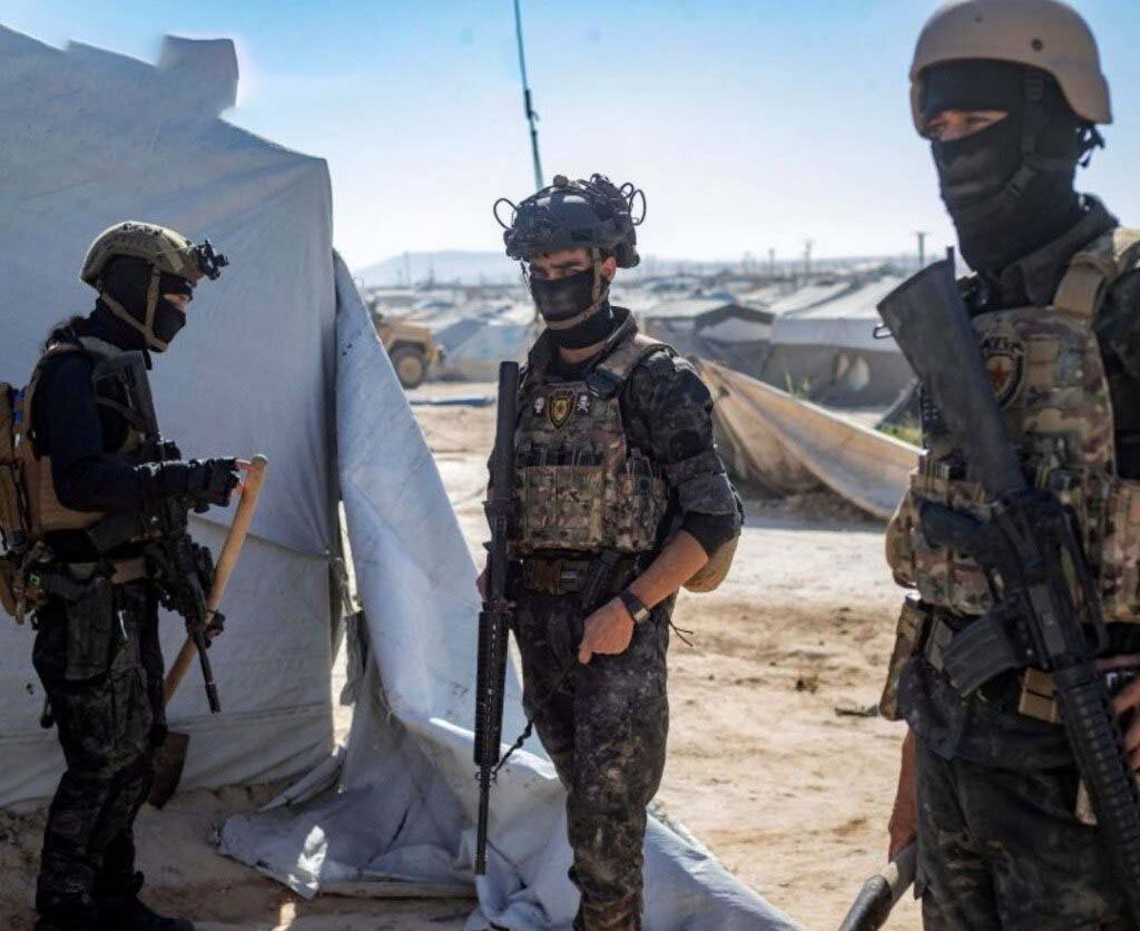 انتقال ۷ هزار زندانی داعش به عراق؛ تصاویر | زندان بان زن را ببینید