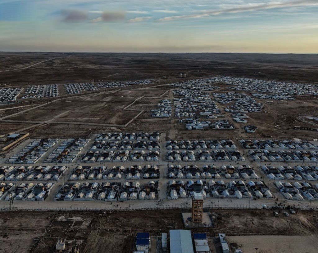 انتقال ۷ هزار زندانی داعش به عراق؛ تصاویر | زندان بان زن را ببینید