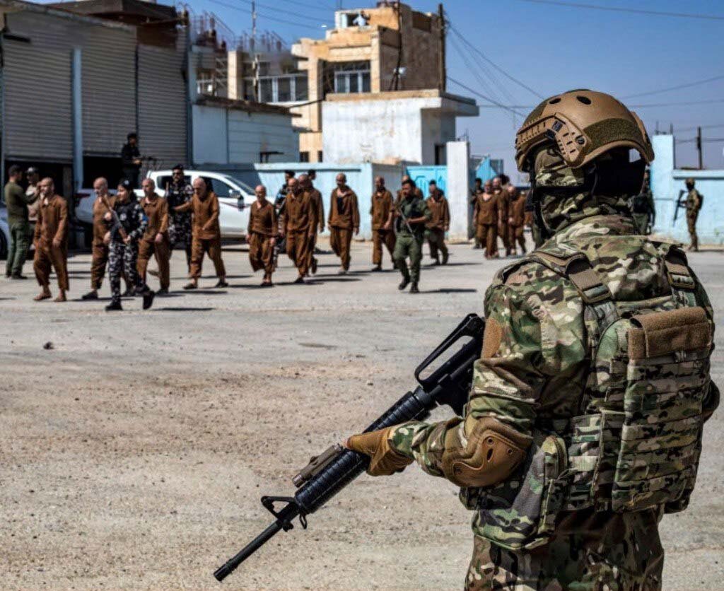 انتقال ۷ هزار زندانی داعش به عراق؛ تصاویر | زندان بان زن را ببینید