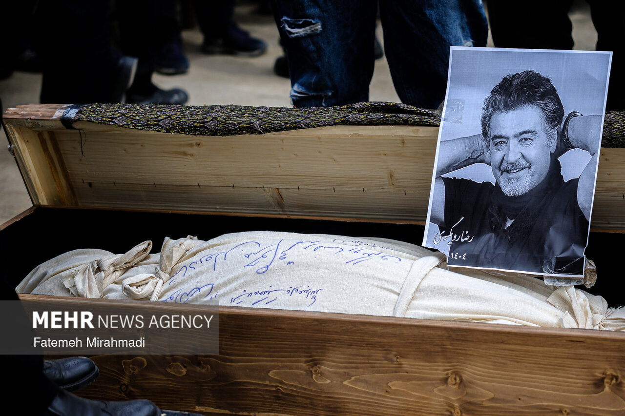 تصاویری از خاکسپاری رضا رویگری؛ نوشته های روی کفن را ببینید