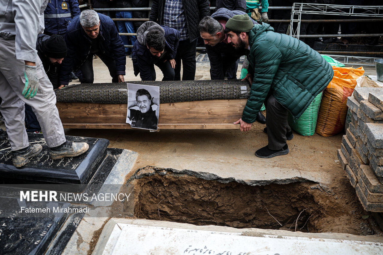 تصاویری از خاکسپاری رضا رویگری؛ نوشته های روی کفن را ببینید