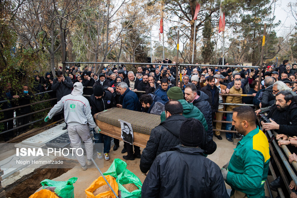 تصاویری از خاکسپاری رضا رویگری؛ نوشته های روی کفن را ببینید