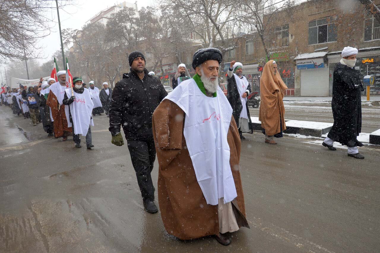 راهپیمایی اعتراضی طلاب کفن پوش زیر برف + تصاویر | پلاکاردهایی که حمل می کردند را ببینید