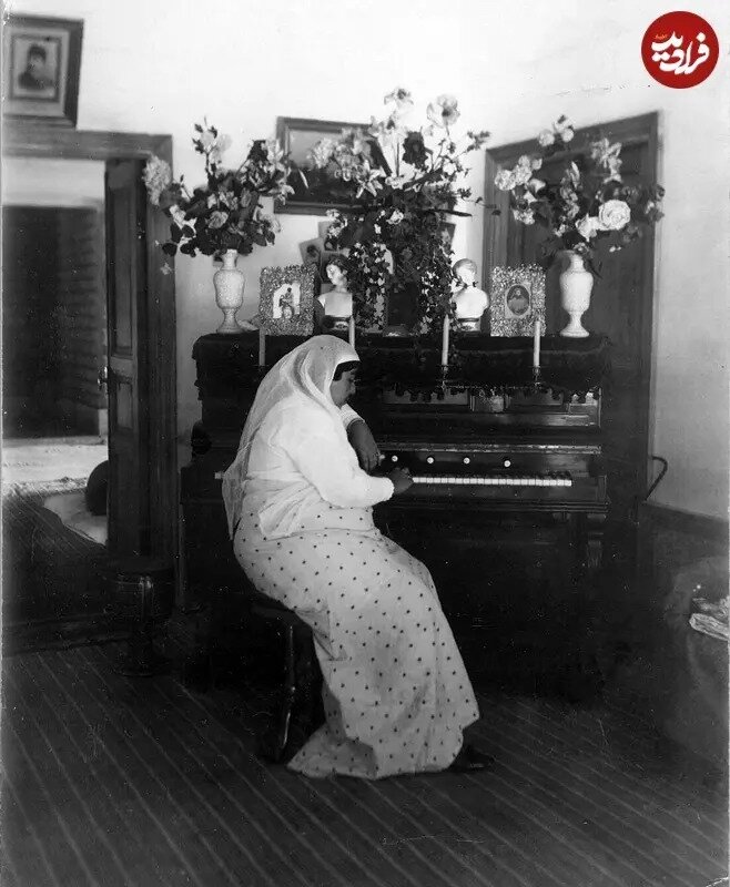 نوه ناصرالدین شاه  در حال نواختن پیانو | عکس