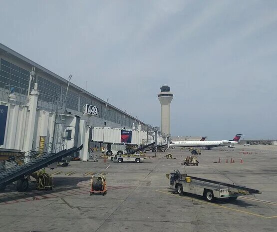 برخورد خودرو با مسافران در فرودگاه + ویدئو فرودگاه دیترویت