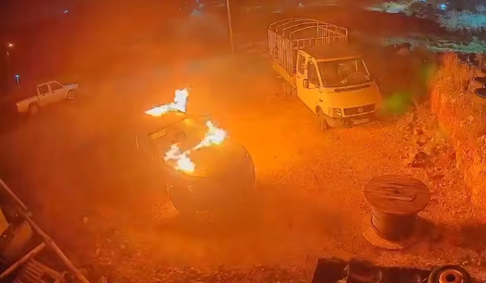 ریختن ماده آتش زا روی یک دستگاه خودرو  | لحظه وقوع آتش سوزی