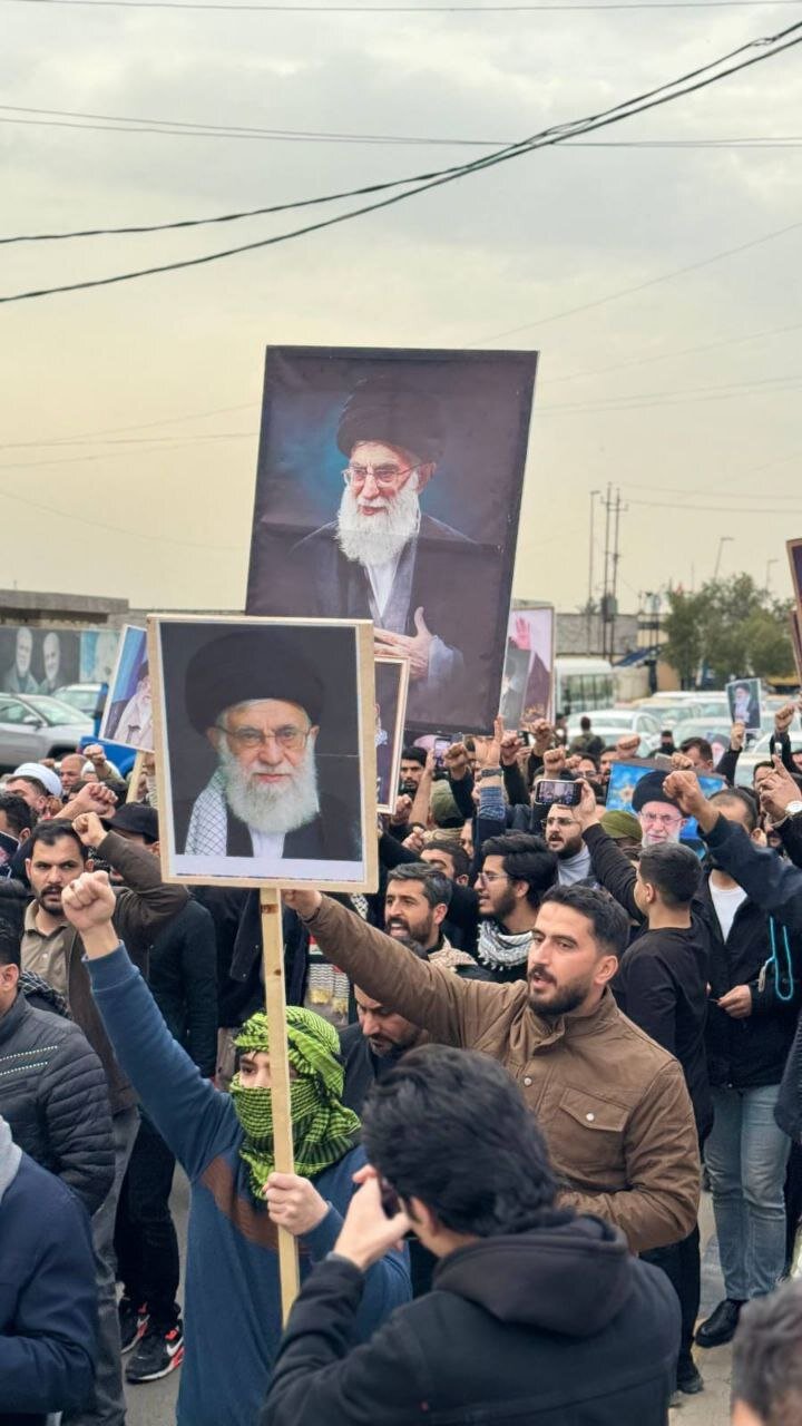 تصاویر رهبر معظم انقلاب در تجمع مردم عراق | ببینید