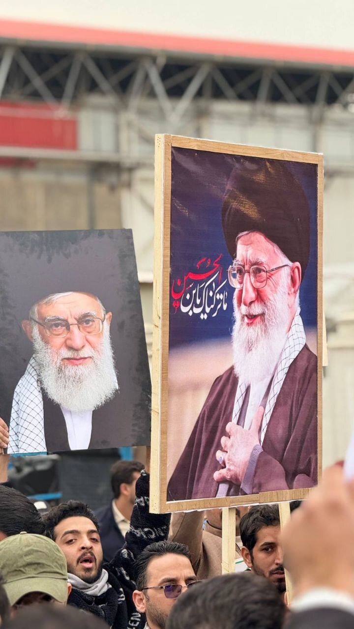 تصاویر رهبر معظم انقلاب در تجمع مردم عراق | ببینید