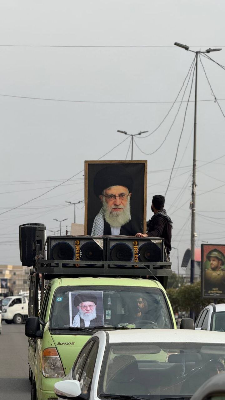 تصاویر رهبر معظم انقلاب در تجمع مردم عراق | ببینید