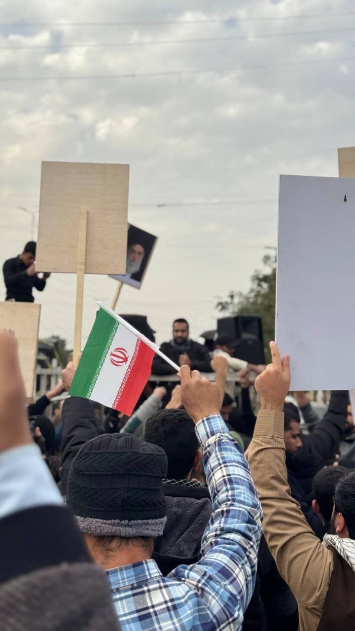 تصاویر رهبر معظم انقلاب در تجمع مردم عراق | ببینید