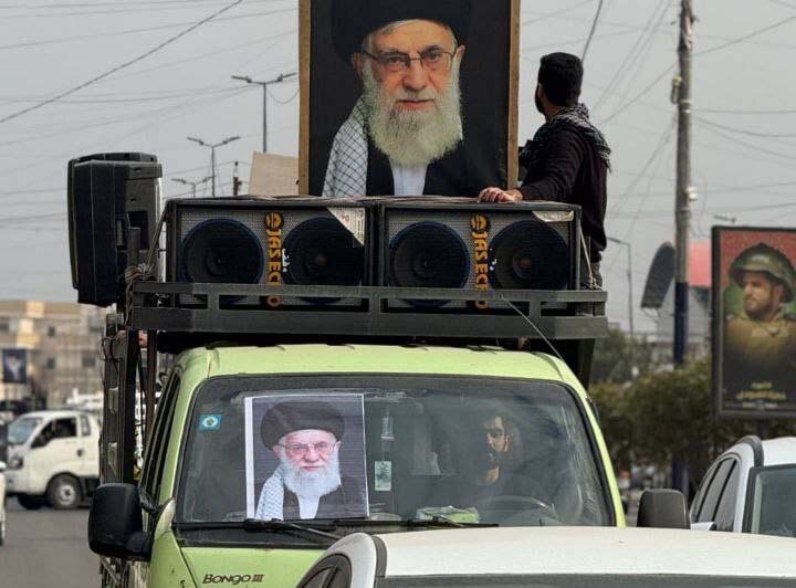 تصاویر رهبر معظم انقلاب در تجمع مردم عراق | ببینید