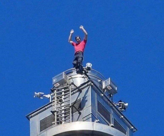 بالارفتن از ساختمان ۵۰۸ متری بدون طناب! + ویدئو | تصاویری از اقدام جالب یک مرد ۴۰ ساله