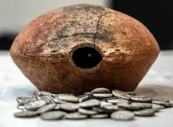 کوزه‌های گنجی که در سال ۲۰۲۵ پیدا شدند | عکس