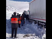 این راننده کامیون ۶ روز در برف بود! | ویدئو