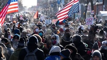 مردم آمریکا به‌پاخیزید و تسلیم نشوید