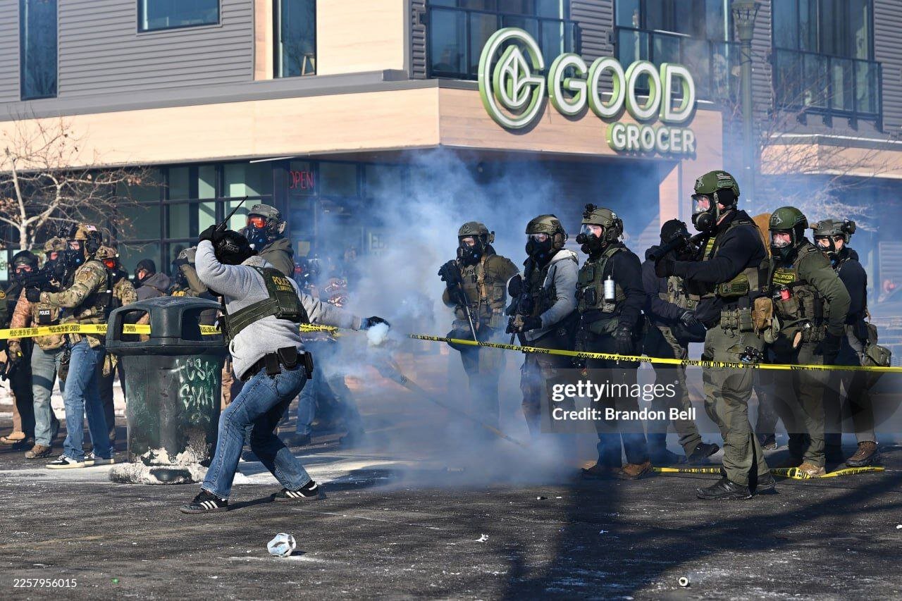 تصاویر تلخ از برخورد پلیس آمریکا با با معترضان در مینه‌سوتا