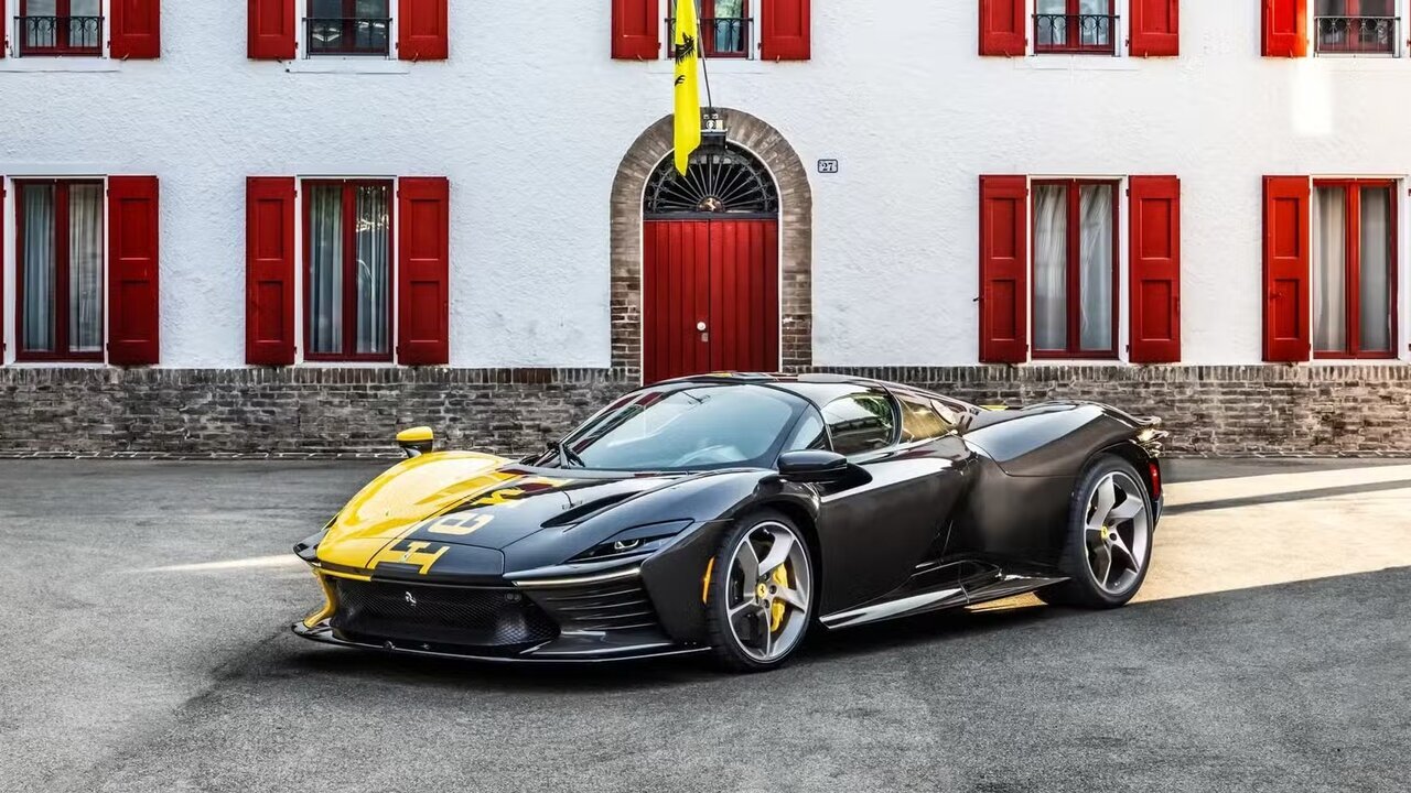 گرانترین خودروهای فروخته شده در سال ۲۰۲۵ + عکس | از فراریهای کمیاب تا مرسدس تاریخی