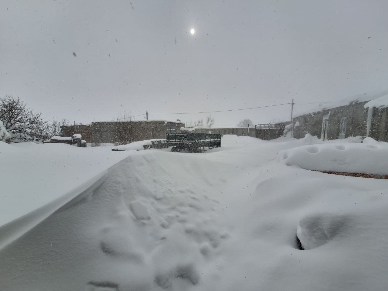 بارش باور نکردنی برف در سرعین اردبیل | تصاویر، حجم بارش را ببینید