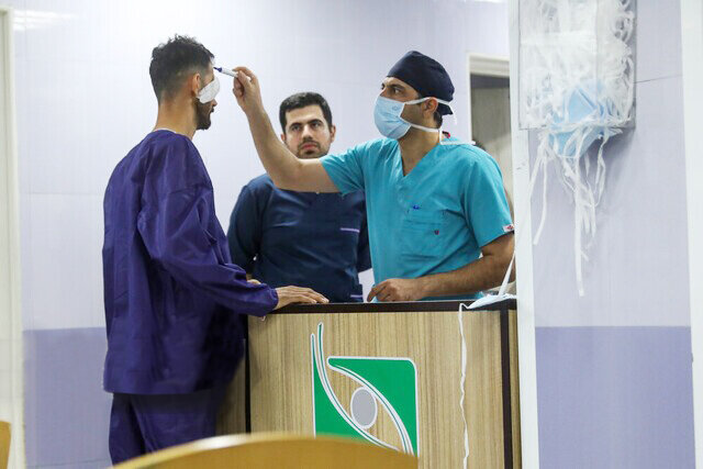 مراجعه مجروحان به مراکز درمانی | درمان رایگان مجروحان حوادث اخیر ادامه دارد