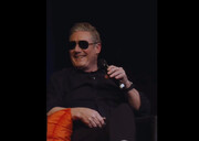 عینک دودی به تقلید از مکرون! + ویدئو | رفتار جالب نخست‌وزیر انگلیس را ببینید