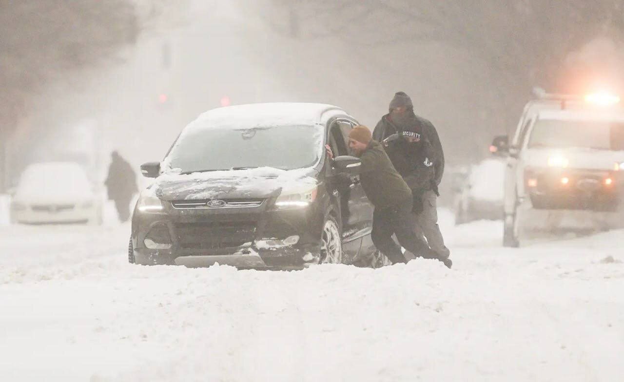 طوفان و برف کشنده در آمریکا | تصاویر، تعداد کشتهشدگان به ۳۰ نفر رسید