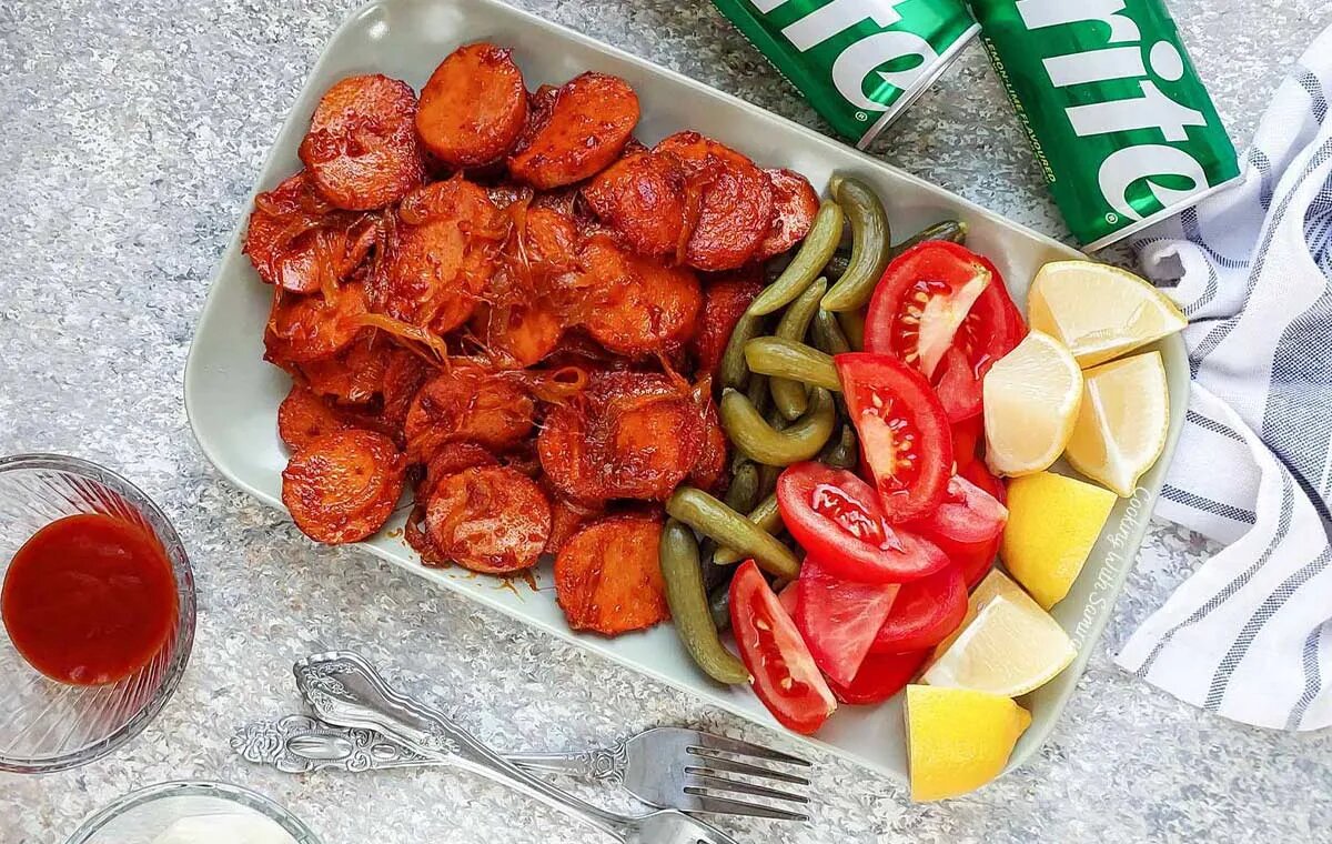 سوسیس بندری به سبک خیابانی: طعم تند و دودی برای غذاهای سریع و دلچسب