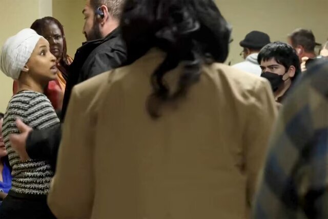 لحظه حمله خانم سیاستمدار با مادهای ناشناخته + ویدئو | واکنش ایلهان عمر را ببینید