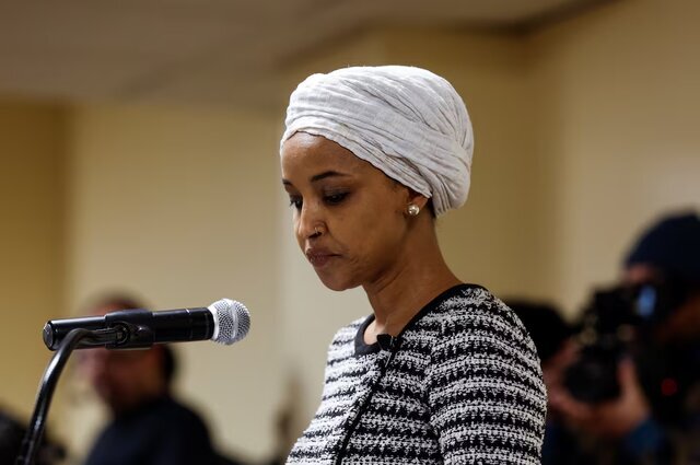 لحظه حمله خانم سیاستمدار با ماده‌ای ناشناخته + ویدئو | واکنش ایلهان عمر را ببینید