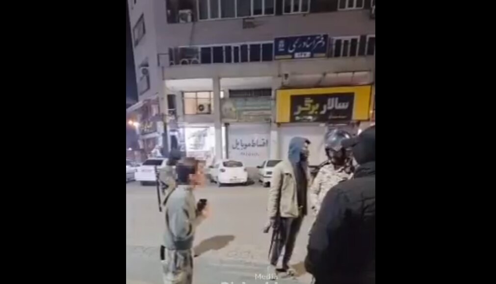 ویدئوی وایرال شده از صحبت‌های دختر بی حجاب با نیروهای امنیتی | آقای قاسم سلیمانی به ما گفت که... | این آشغال ها فقط به فکر خودشان هستند