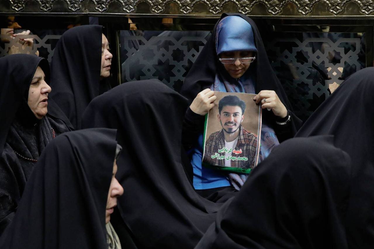 غبارروبی مضجع امام‌رضا(ع) با حضور خانواده‌ شهدای ناآرامی های اخیر | تصاویر