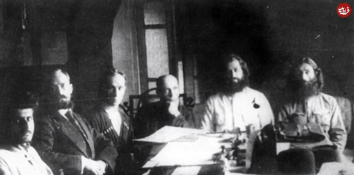 میرزا کوچک خان در حال مذاکره با نمایندگان دولت شوروی | عکس