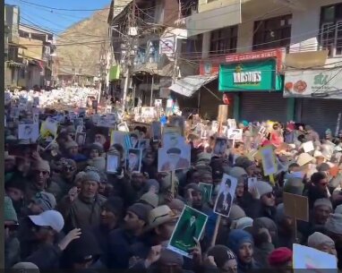 قیام هزاران هندی در حمایت از رهبر انقلاب در پی تهدید های آمریکا + ویدئو