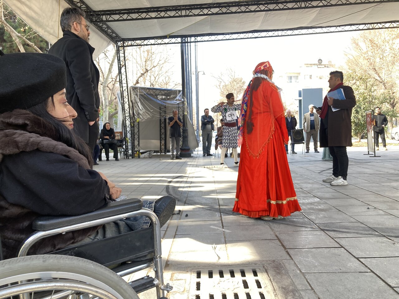 پیاده رویی به صرف نمایش | خیابان، بازیگران معلول و تماشاگران پیاده