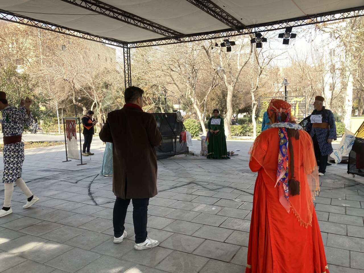 پیاده رویی به صرف نمایش | خیابان، بازیگران معلول و تماشاگران پیاده