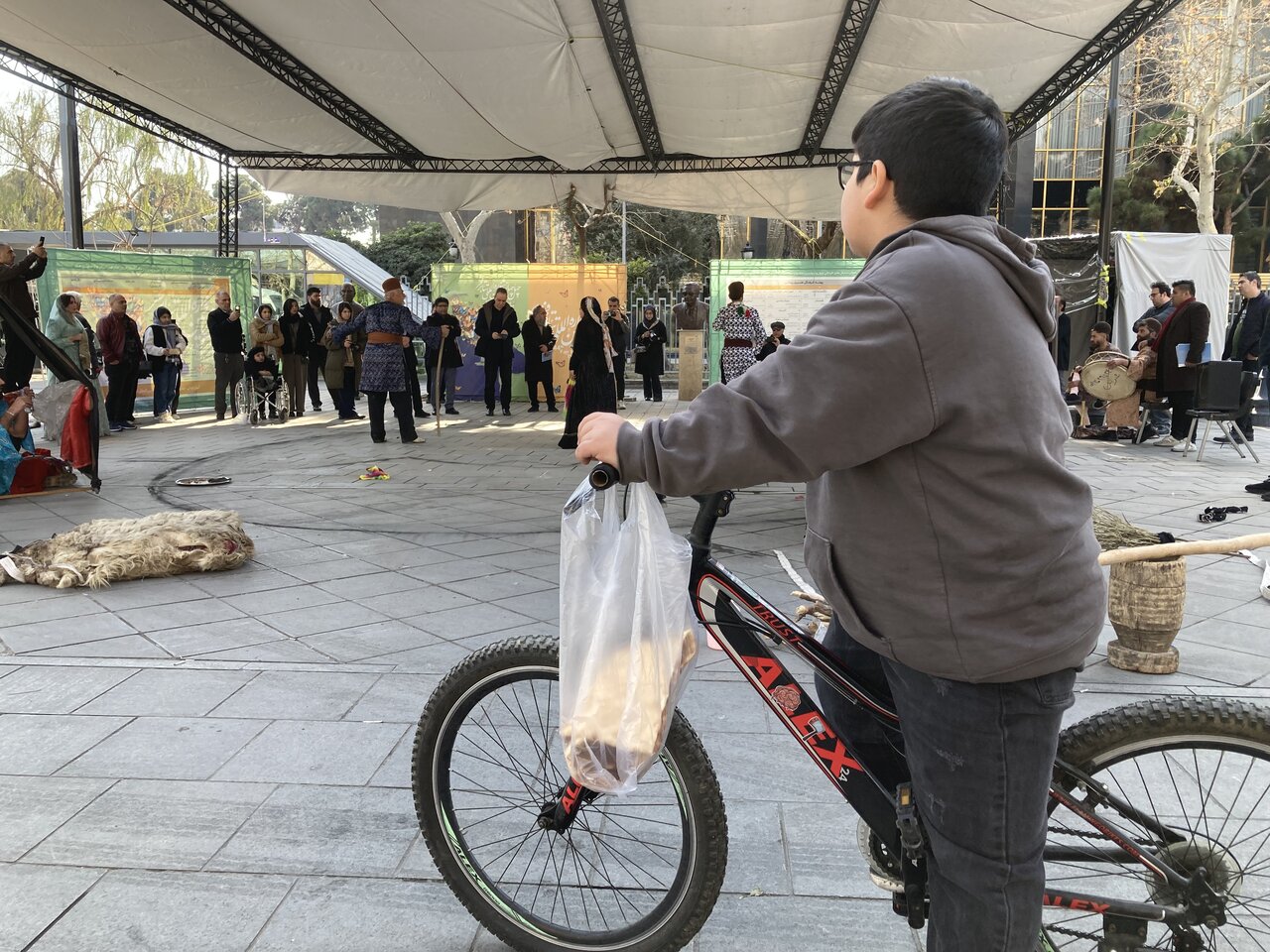 پیاده رویی به صرف نمایش | خیابان، بازیگران معلول و تماشاگران پیاده