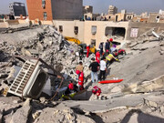 خروج تمام ساکنان ساختمان آسیب دیده در بندرعباس | ویدئو