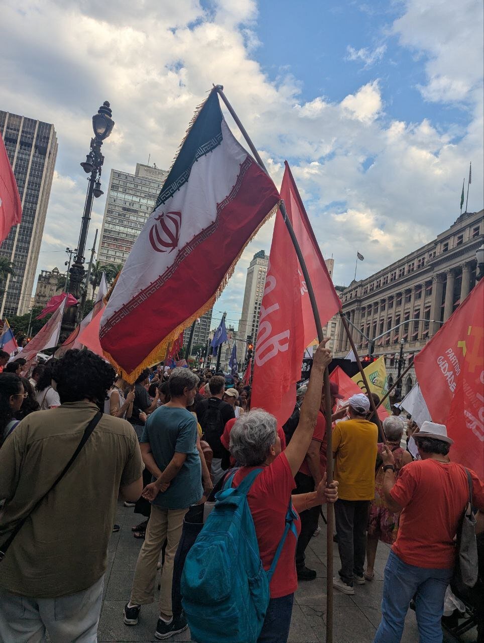 عکس سردار سلیمانی و پرچم ایران در دست برزیلی ها؛ عکس ترامپ را به کشیدند | تصاویر