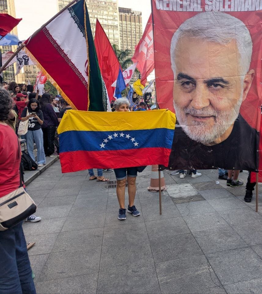 عکس سردار سلیمانی و پرچم ایران در دست برزیلی ها؛ عکس ترامپ را به کشیدند | تصاویر