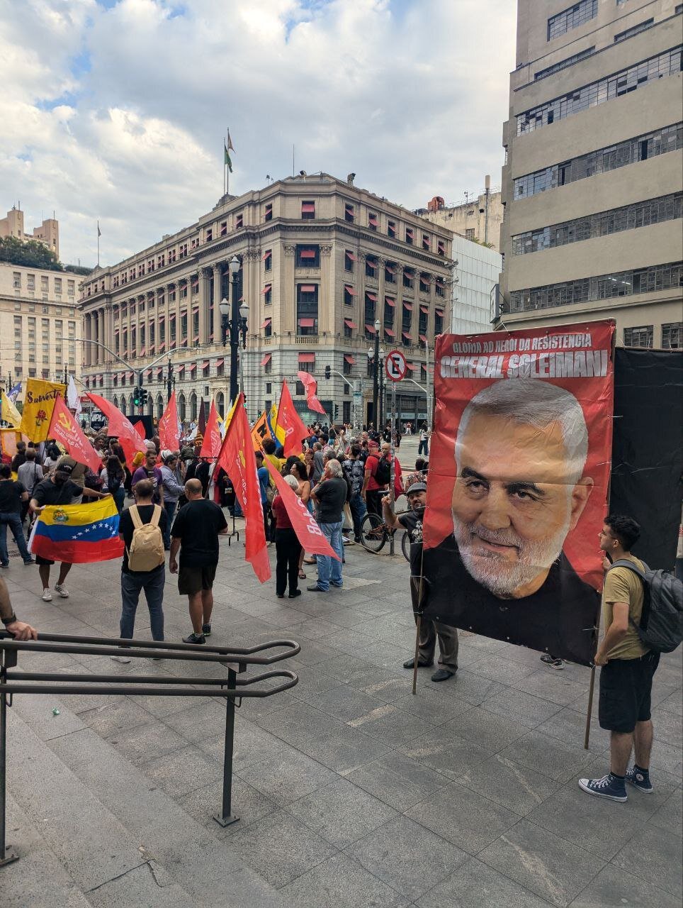 عکس سردار سلیمانی و پرچم ایران در دست برزیلی ها؛ عکس ترامپ را به کشیدند | تصاویر