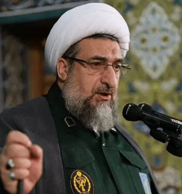 امام جمعه تبریز لباس رزم بر تن کرد | عکس