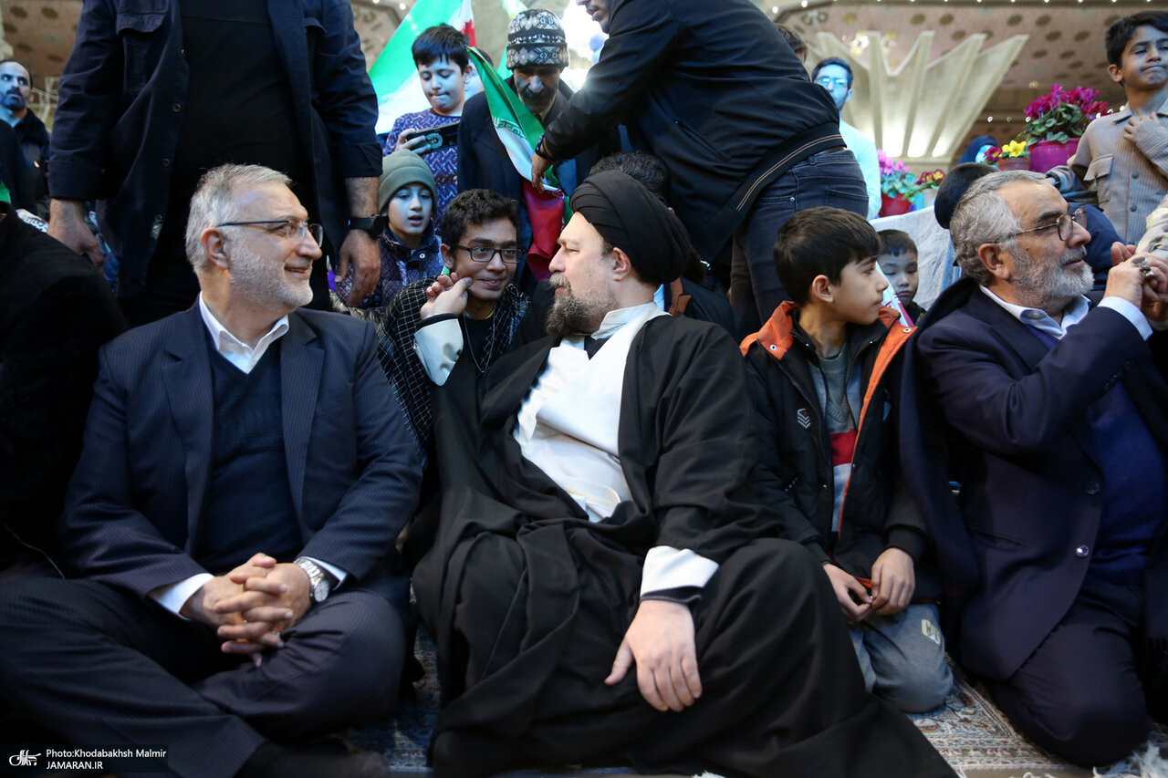 شوخی سیدحسن خمینی با نوجوانان در حرم امام خمینی (ره) | تصاویر