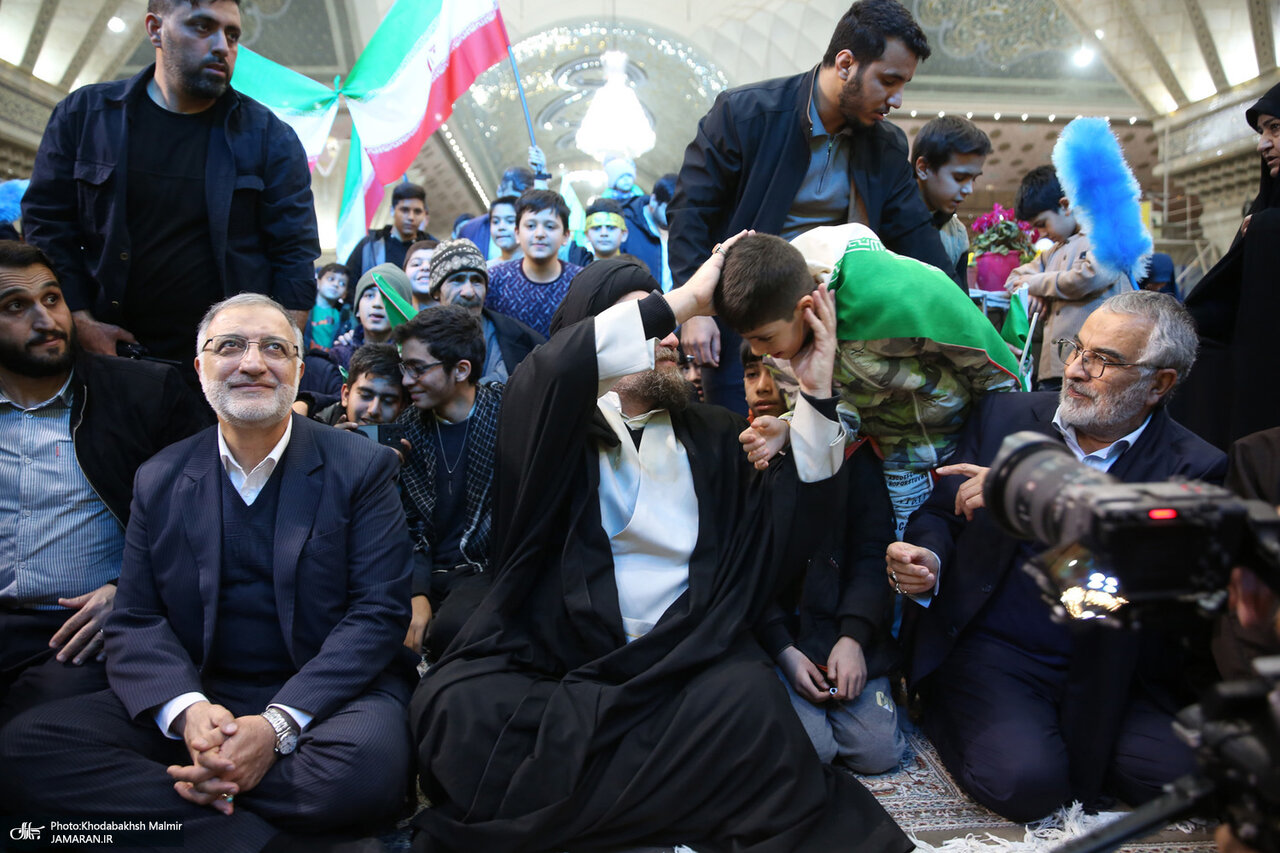 شوخی سیدحسن خمینی با نوجوانان در حرم امام خمینی (ره) | تصاویر