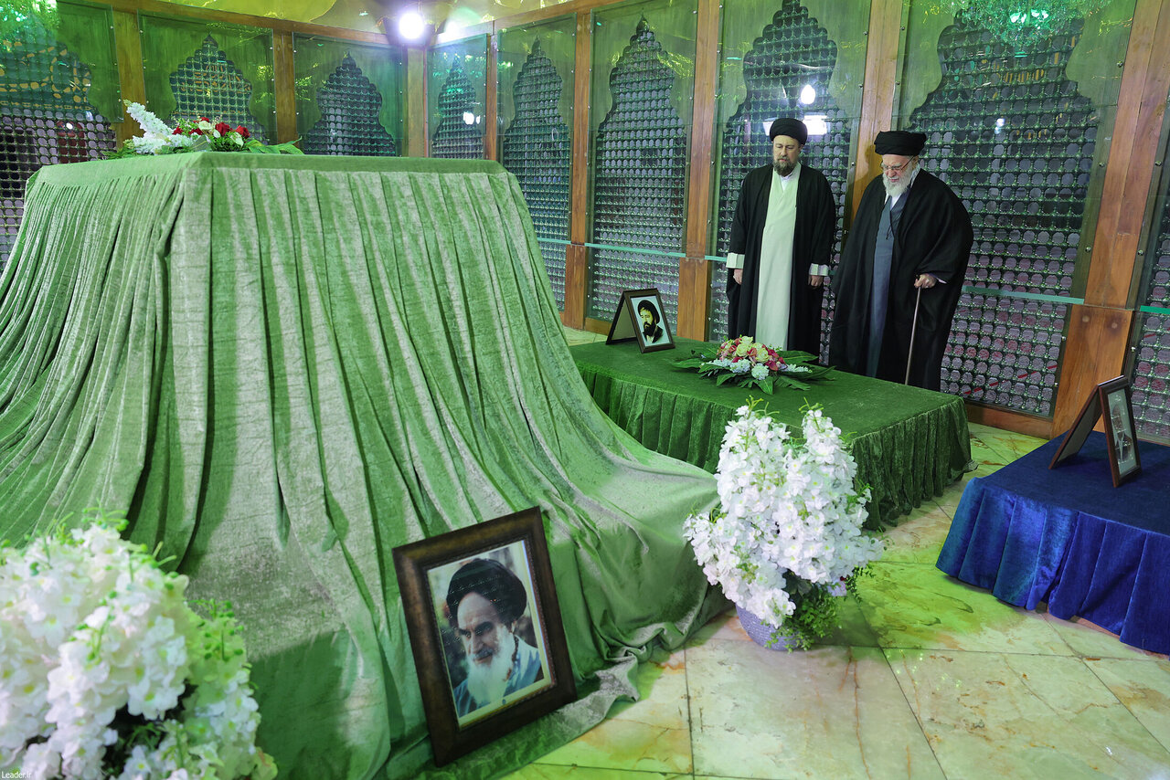 رهبر انقلاب بر مزار آیت الله هاشمی و سیداحمد خمینی | تصاویر