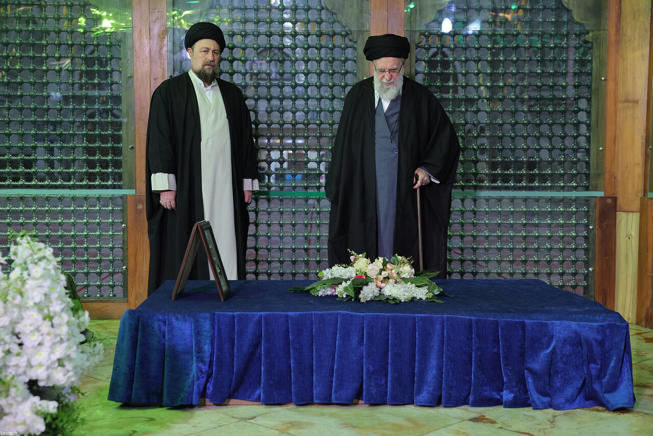 رهبر انقلاب بر مزار  آیت الله هاشمی و سیداحمد خمینی | تصاویر