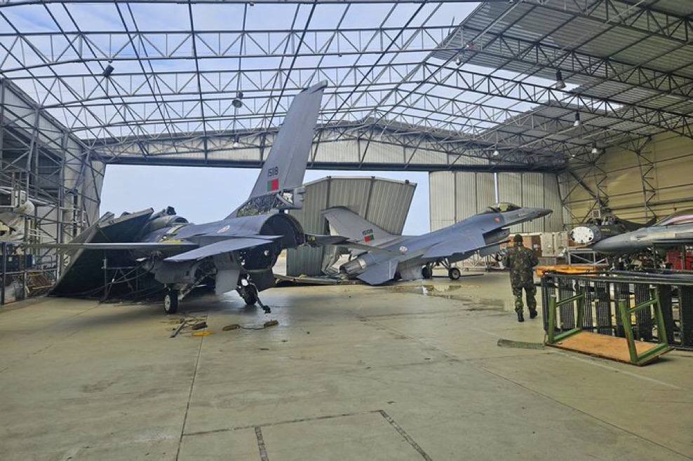 دو فروند جنگنده اف ۱۶ آسیب جدی دیدند؛ سقف پایگاه هوایی بر سر جنگنده‌ها خراب شد